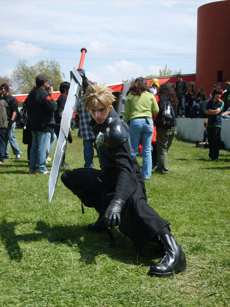 cloud strife cosplay sword Why the buster sword is a ff7 remake inconsistency worth explaining