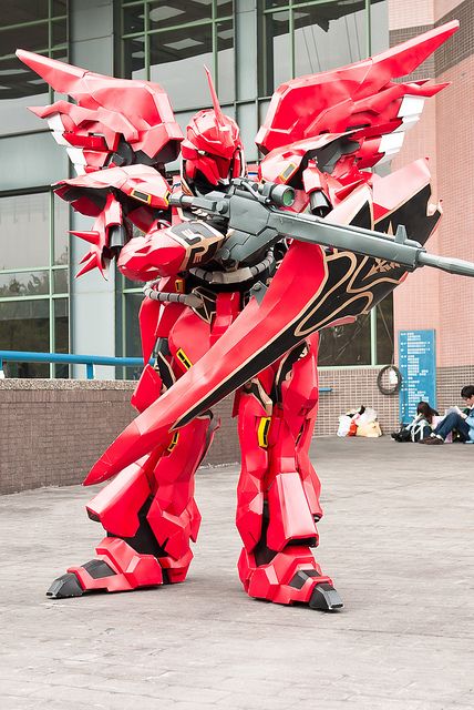 gundam cosplay suit Mind-blowingly cool gundam mobile suit cosplay — geektyrant